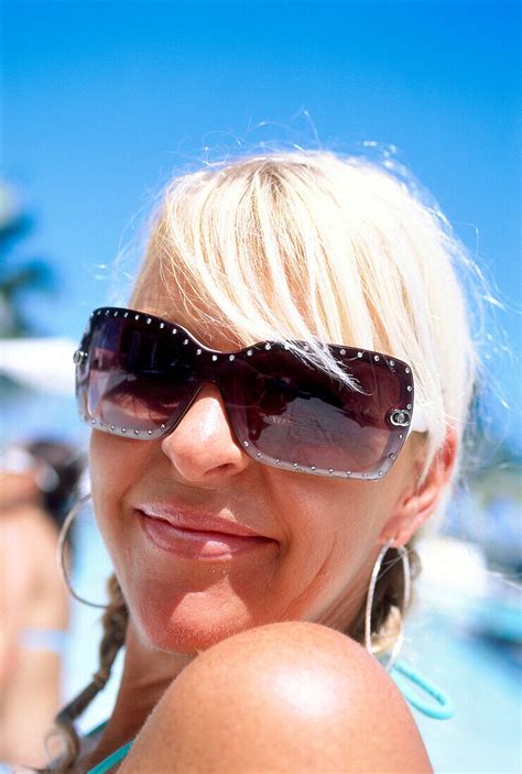Blonde Frau Mit Sonnenbrille South Bild Kaufen Lookphotos