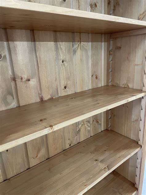 Gebogen Boekenkast Van Massief Hout Op Maat Gemaakt