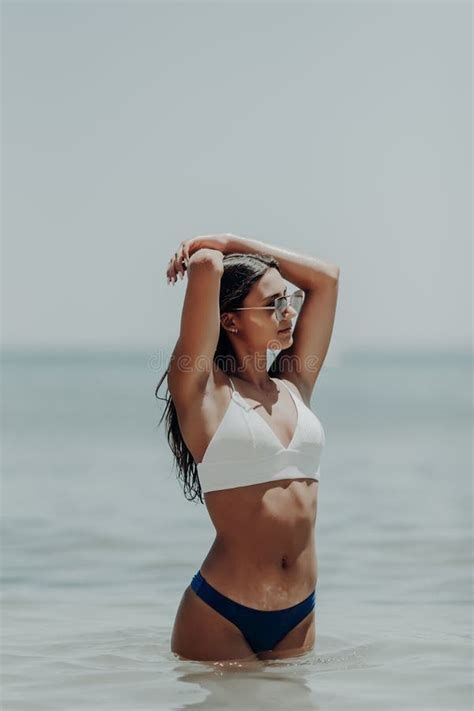 Giovane Donna Latina Felice In Bikini Che Si Siede Sulla Spiaggia Per Godere Della Vocazione Di