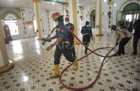 Damkar Semprot Disinfektan Masjid Cagar Budaya Antara Foto