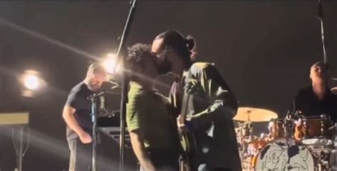 Mal Sia Suspende Festival De M Sica Ap S Beijo Gay Da Banda Brit Nica The