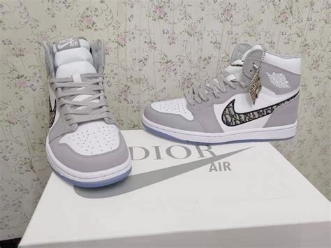 Top 5 mẫu giày thể thao nam nữ hot nhất 2022 được giới trẻ săn lùng