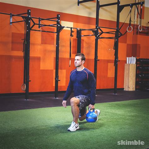 Right Reverse Lunges With Kettlebell Exercise How To Skimble