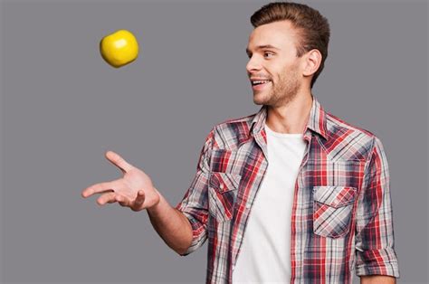 Haciendo Malabares Con Su Estilo De Vida Saludable Un Hombre Sonriente