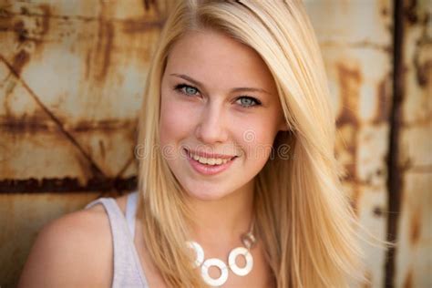 Jong Blonde Kaukasisch Meisje Alleen Op Een Straat Stock Foto Image Of Levensstijl Zomer