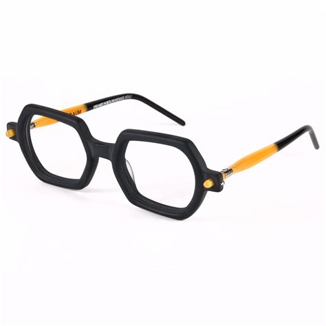 Các mẫu gọng kính Hot Trend mới nhất 2023 được giới trẻ săn đón