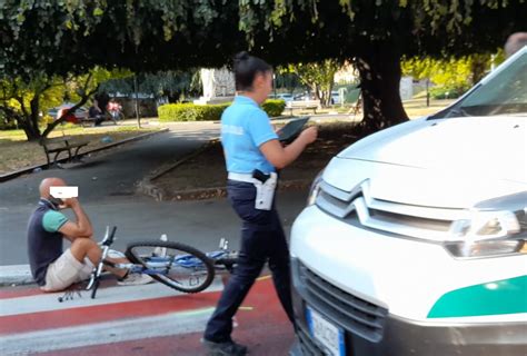 Piazza D Annunzio Investito Un Ciclista Il Piccolo