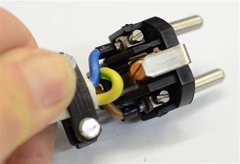 Stecker aufbringen - Der Elektriker