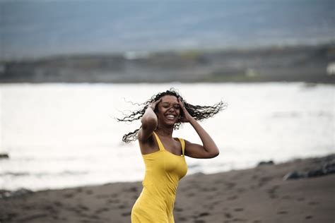Hermosa mujer negra en bikini en una playa volcánica en santo antao