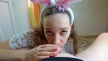 Conejito Amateur Sexy Da Una Mamada Y Le Chupa El Alma A Un Hombre Mayor Incre Ble Garganta