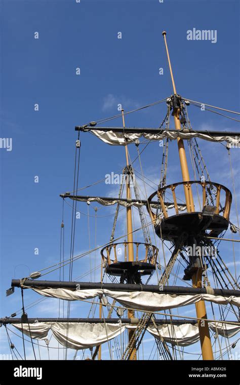 Crows nest ship hi-res stock photography and images - Alamy