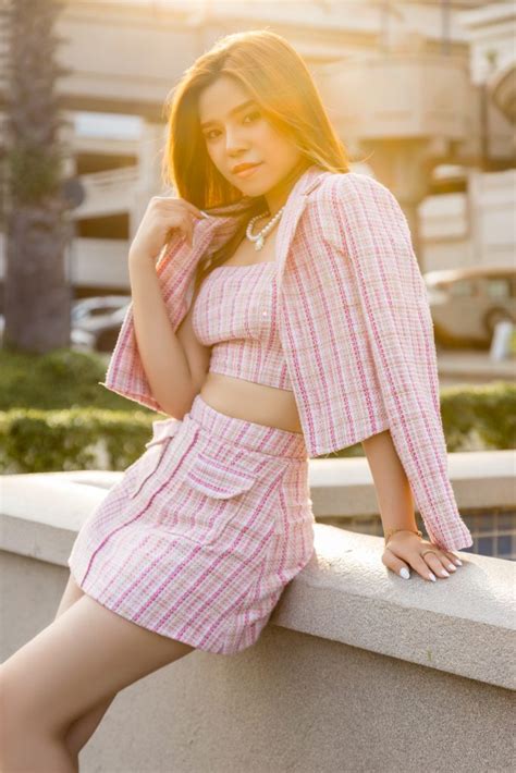 Nh Mai Barbie N Ng Hot Tiktoker V I T I N Ng M Nh C Thi N Ph Th Gi I Ng I Sao