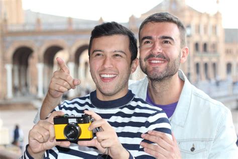 Pares Gay Que Disfrutan Del Turismo Alrededor De Europa Imagen De Archivo Imagen De Amigos