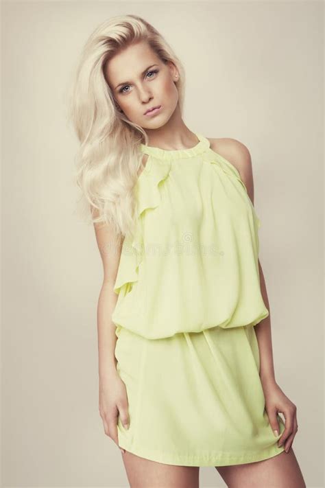 Fille Attirante De Blonde De Mode Image Stock Image Du Coiffure Mignon