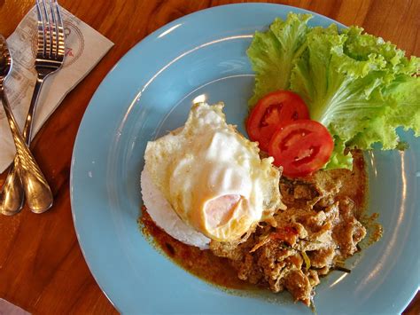 ข้าวไข่พะแนง ร้าน All About Coffee สารภี