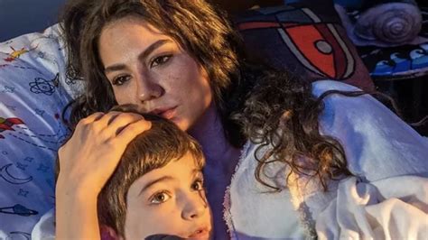 La ex de Can Yaman Demet Özdemir estrena serie y tenemos las imágenes