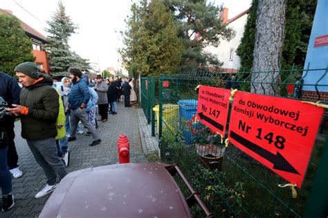 Gargantuiczna Kolejka Do Lokalu Wyborczego Przy Ul Jagodzi Skiej We