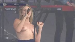 Tove Lo Topless Singer Flashes Her Tits On Stage At Llapalooza In Chicago Aznude