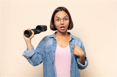 Mujer latina joven que se siente feliz sorprendida y orgullosa señalando a sí misma con una