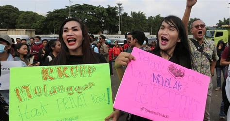 International Concern As Indonesia Outlaws Premarital Sex Under Islamist Influence