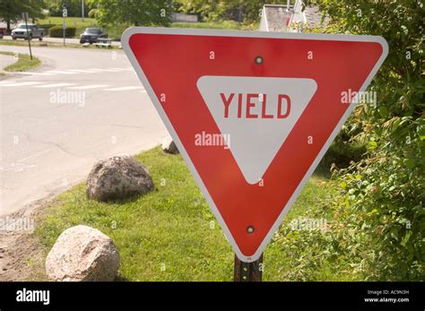 Traffic sign yield hi-res stock photography and images - Alamy