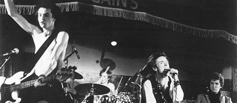 Gwiazda k popu w koszulce z Sex Pistols i swastyką bo jej nie rozpoznała Czego ich uczą w