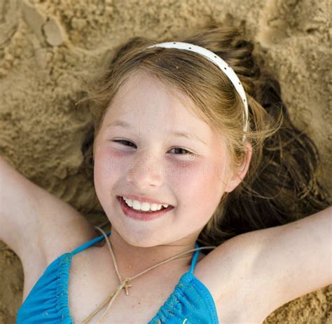 Petite Fille De Sourire Heureuse Adorable Sur La Plage Photo Stock