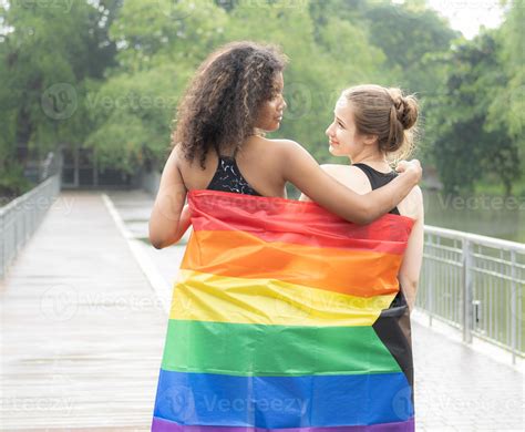 Amistad De Dos Personas Lesbianas Con La Bandera Del Orgullo Del Arco Iris Persona Gay Alegre