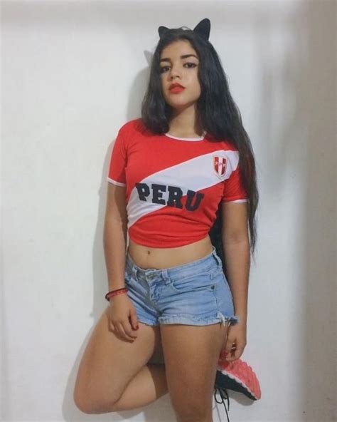 Pin en LINDAS CHICAS VISTIENDO LOS COLORES DE LA SELECCIÓN PERUANA