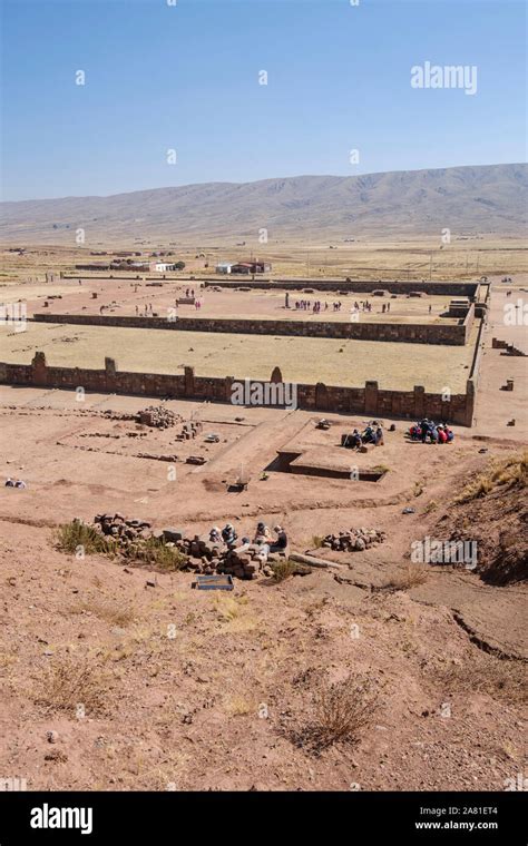 Templo De Kalasasaya Visto Desde La Cima De La Pirámide Akapana En El