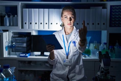 Belle Femme Blonde Travaillant Dans Un Laboratoire Scientifique Tard Dans La Nuit Montrant Un