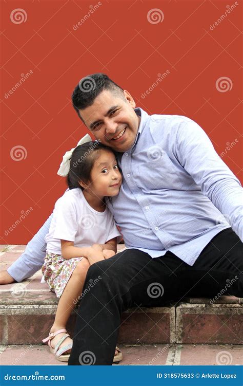 Pai Divorciado Sua Filha Morena Latina Mostra Seu Amor E Celebra O Dia Dos Pais Juntos