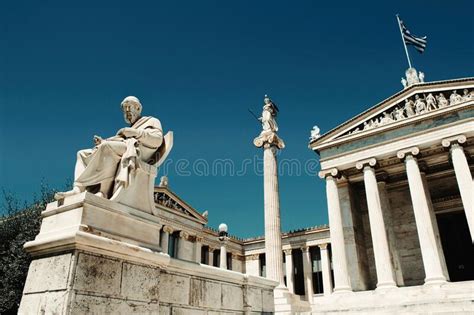 Estatuas Del Antiguo Filósofo Griego Plato Y De La Diosa Griega Athena