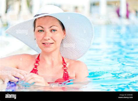 Bikini rouge dans la piscine Banque de photographies et dimages à haute résolution Page 2 Alamy
