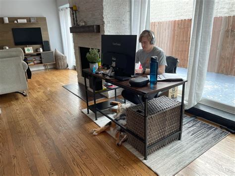 1 Middle Of Room Desk Thats Not Facing A Wall Setup