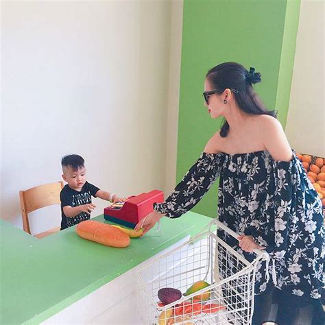 Hiếm khi diện bikini hậu sinh hai con Tâm Tít giấu triệt mặt nhưng vẫn được khen ngợi hết lời