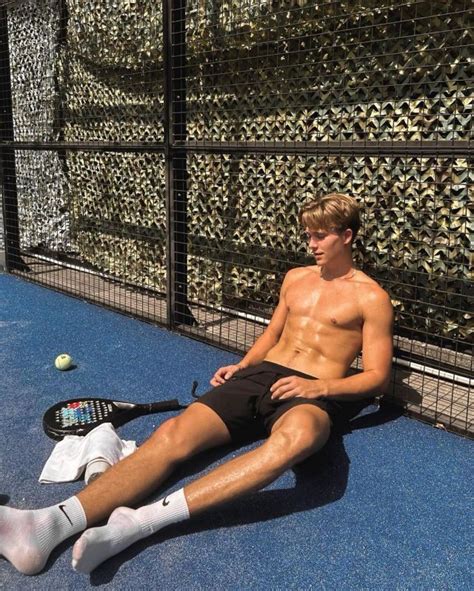 Post By Brysmaleidols 2 Images Blonde Boy Aesthetic Blonde Guys