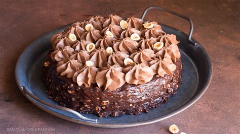 TORTA CON GANACHE AL CIOCCOLATO E NOCCIOLE DOLCI