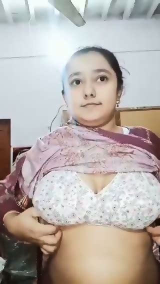 Beautiful Babe Showing Full Pussy