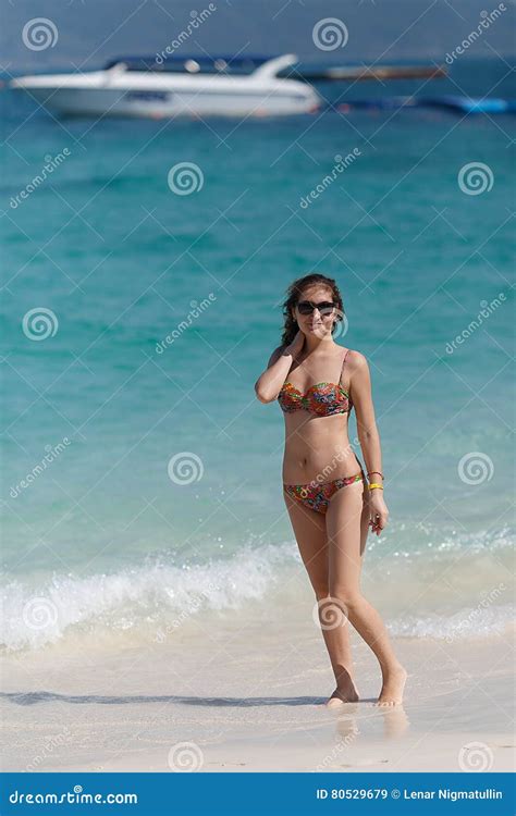 Junge Frau Im Bikini Auf Seehintergrund Stockbild Bild von feiertage glücklich 80529679
