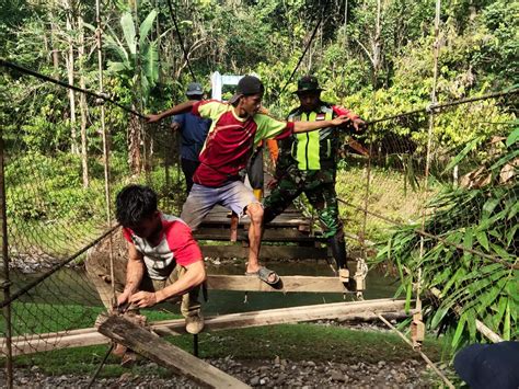 Babinsa Kodim Polman Bersama Warga Perbaiki Jembatan Gantung