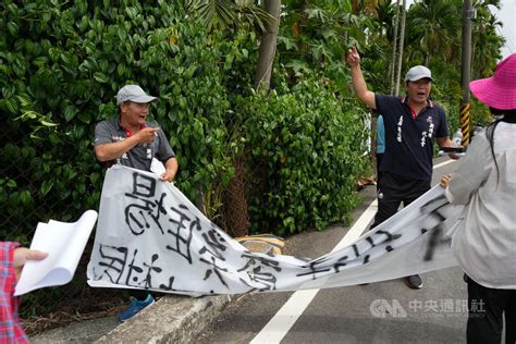 反對新雞舍建置 屏東新埤鄉建功村民拉布條抗議 生活 中央社 Cna