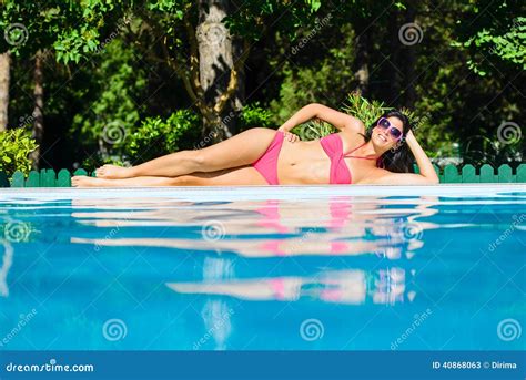Mujer Atractiva Del Bikini El Verano En La Piscina Imagen De Archivo Imagen De Vacaciones