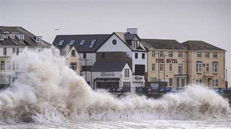 Storm Eunice Heads For Uk And Prompts Danger To Life Warning Bbc News