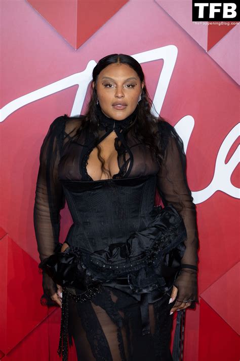 Paloma Elsesser Flashes Her Nude Boobs At The Fashion Awards In