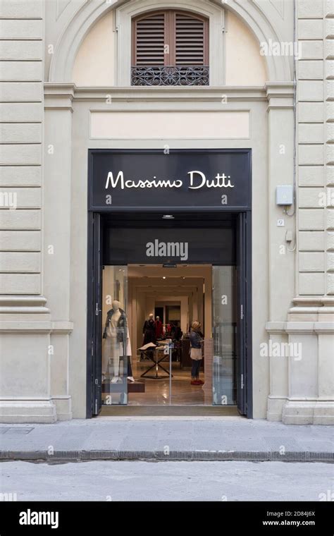 Massimo dutti hi-res stock photography and images - Alamy
