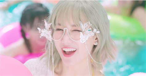 Hari Won tung MV Trấn Thành viết lời mặc bikini nhí nhảnh trong tiệc bể bơi