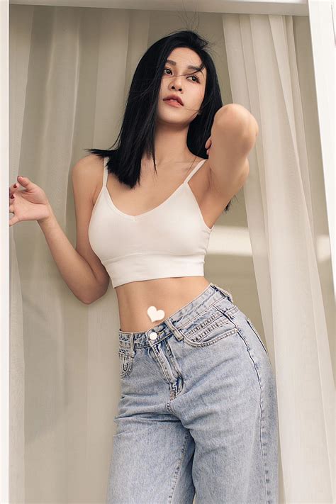 Cô nhân viên quán cà phê ở phim Việt giờ vàng đang hot Visual nàng thơ body bốc lửa