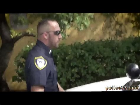 Hombres desnudos de la policía de asia y video xxx gay sospechoso en la carrera se pone