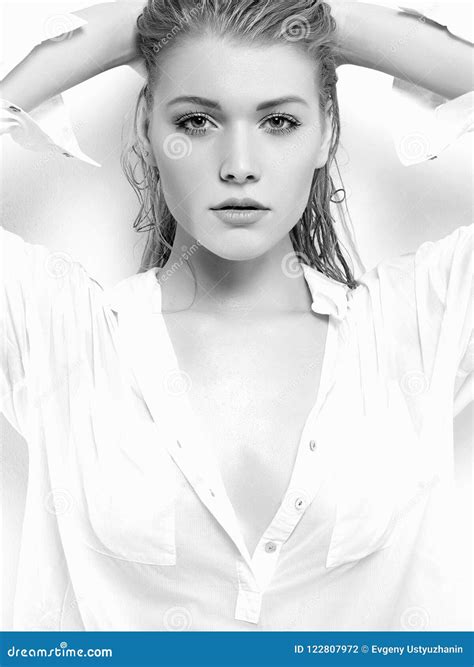 Fille Sexy Humide Belle Femme Blonde Photo stock Image du humidité beauté